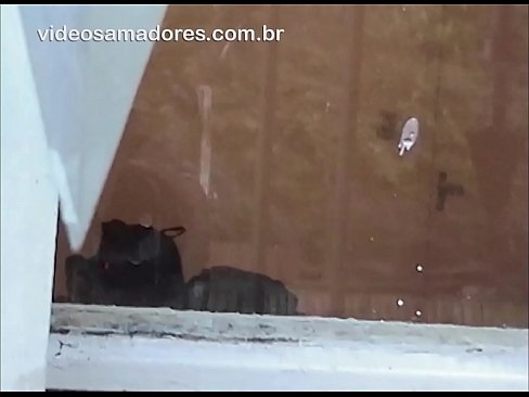 ❤️ Home cachondo mirando á súa moza con outro mozo, gravando un vídeo de carallo sen molestar á parella ❌ Follar en nós