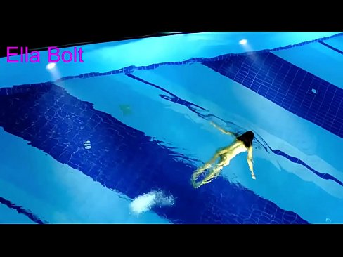 ❤️ Non podo deixar de mirar, unha moza loira que é sorprendida nadando espida na piscina do resort ELLA BOLT ❌ Follar en nós