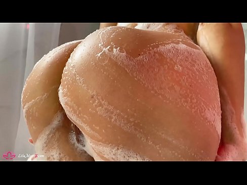 ❤️ Morena masturba o coño cun vibrador ata un orgasmo intenso na ducha ❌ Follar en nós