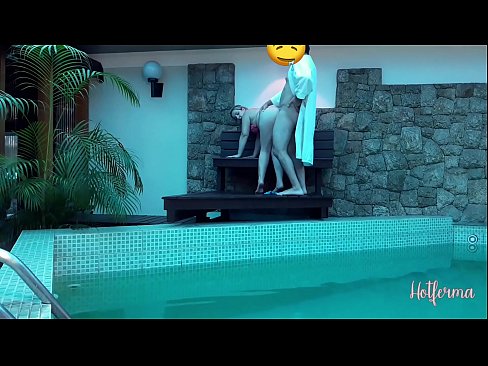 ❤️ O xefe invita a criada á piscina, pero non puido resistirse a un quente ❌ Follar en nós